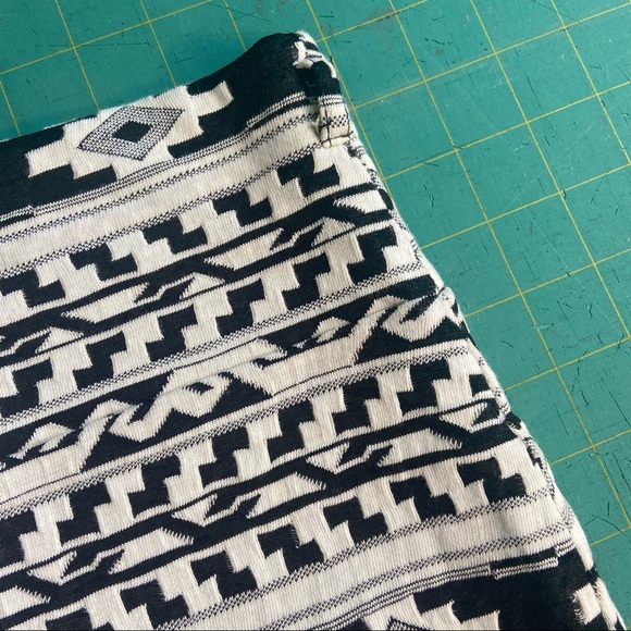 2B Clothing Aztec Stretch Pencil Skirt Size Small - Picture 3 of 6